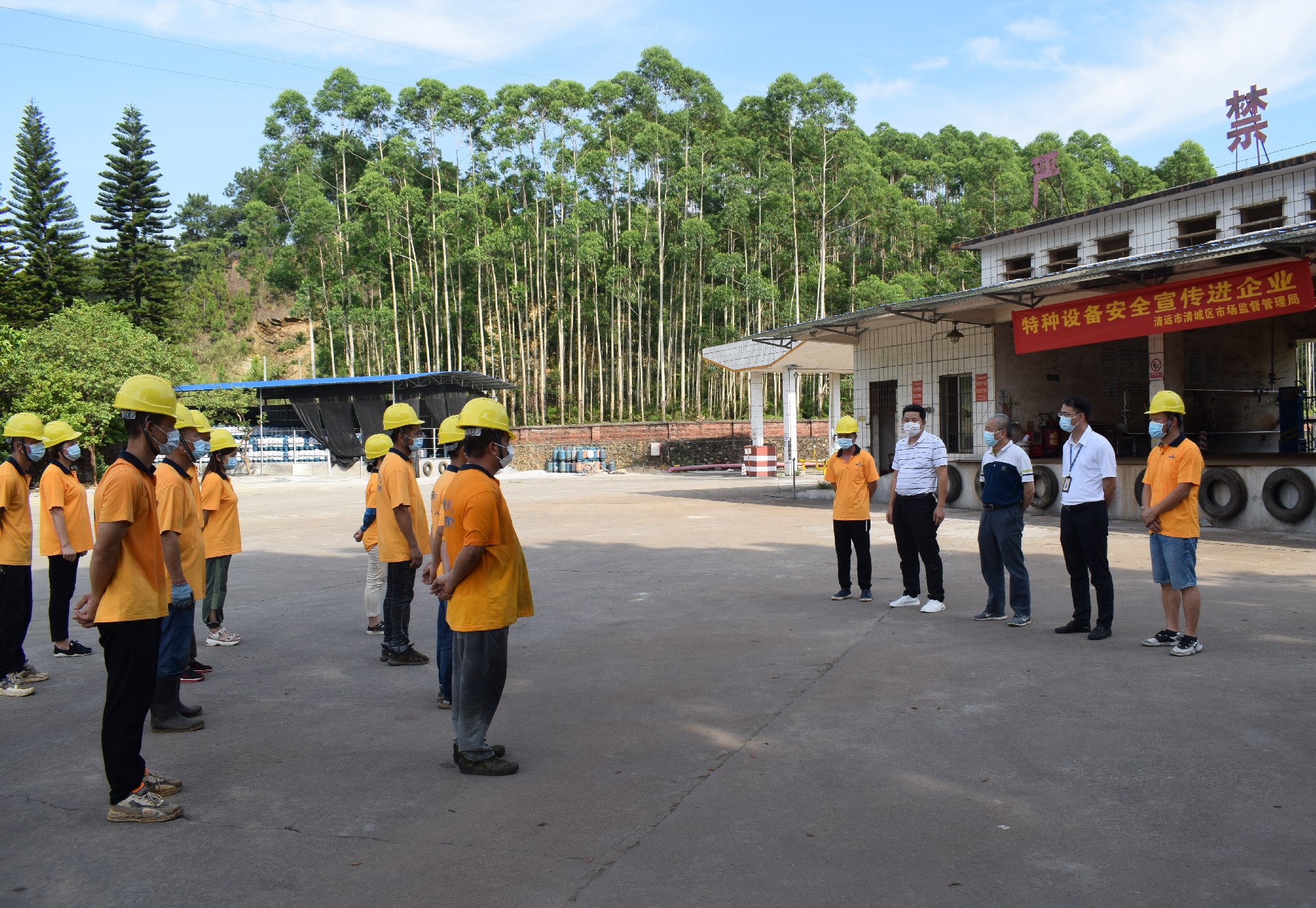 （圖為搶險(xiǎn)成功，宣布解除警戒。）.jpg