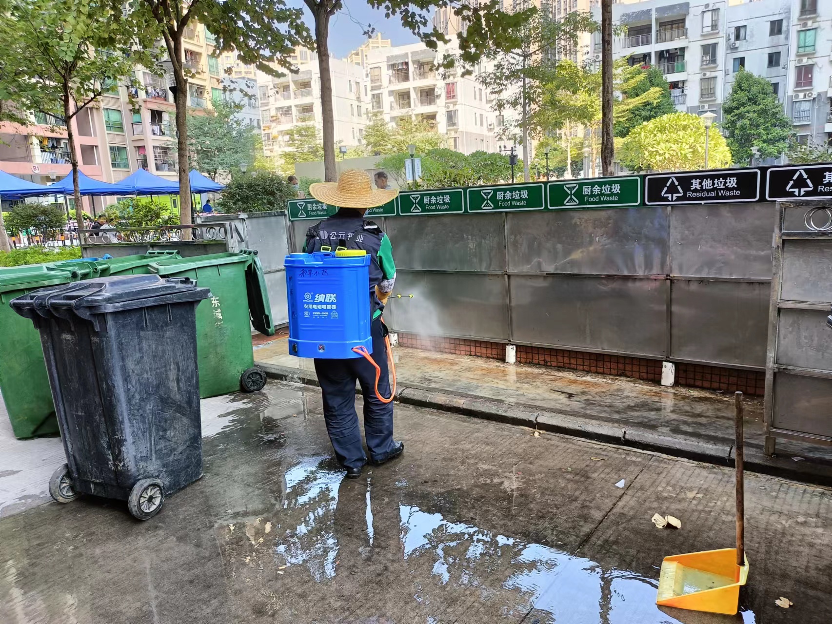 清理綠化帶垃圾，清洗各各棟樓大堂地面與消毒垃圾池7.jpg